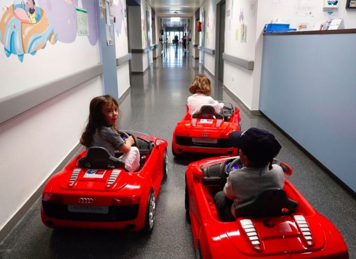 Hospitales públicos madrileños incorporan coches eléctricos para reducir la ansiedad de los niños antes de ser intervenidos