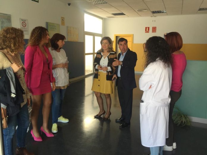 La delegada de Salud y Familias visita el consultorio de Encinarejo