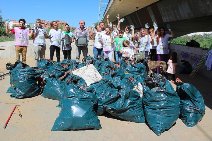 Voluntarios de Pacma recogen basura y plásticos del entorno del Río Guadalquivir en Córdoba.
