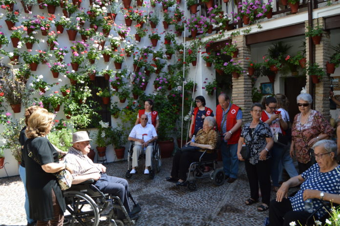 Mayores cordobeses visitan los Patios en compañía de voluntarios de Cruz Roja Mayores cordobeses visitan los Patios en compañía de voluntarios de Cruz Roja