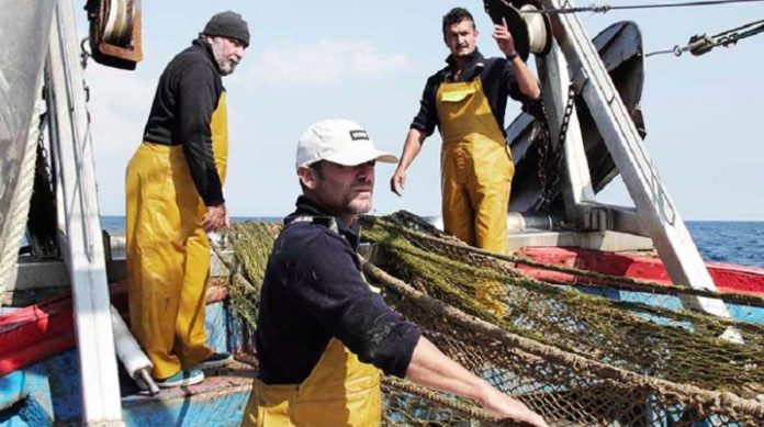 Pescadores gallegos decididos a salvar nuestros mares recuperan redes a la deriva para su reciclaje como fibras textiles