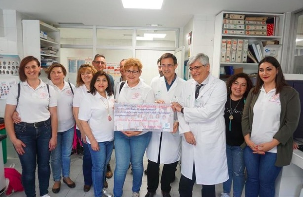 Una asociación de pacientes oncológicos hace una donación para investigar la leucemia al Hospital Regional de Málaga Una asociación de pacientes oncológicos hace una donación para investigar la leucemia al Hospital Regional de Málaga