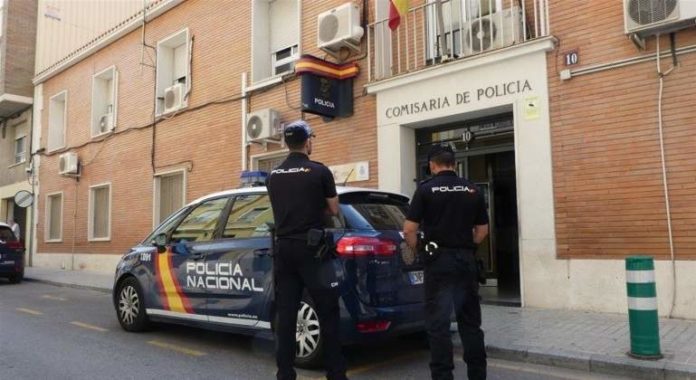 Detienen a una madre que dejó a su bebé en el coche sufriendo un golpe de calor en Estepona