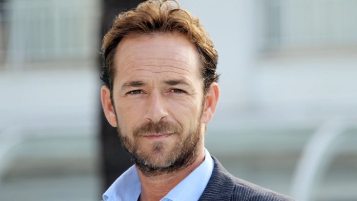 Luke Perry, 'Sensación de vivir', cumple su última voluntad: ser enterrado con un traje biodegradable