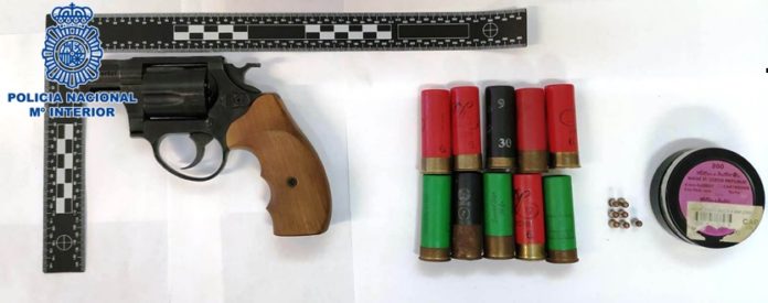 La Policía Nacional detiene en Córdoba a dos individuos por manipular armas cortas La Policía Nacional detiene en Córdoba a dos individuos por manipular armas cortas