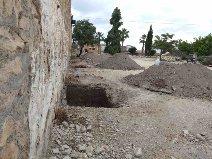 Comienzan las obras de restauración y consolidación del muro de la Huerta del Carmen en Lucena Comienzan las obras de restauración y consolidación del muro de la Huerta del Carmen en Lucena