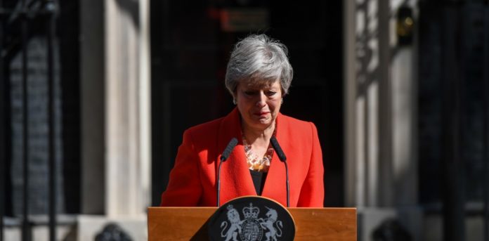 Theresa May dimite entre lágrimas