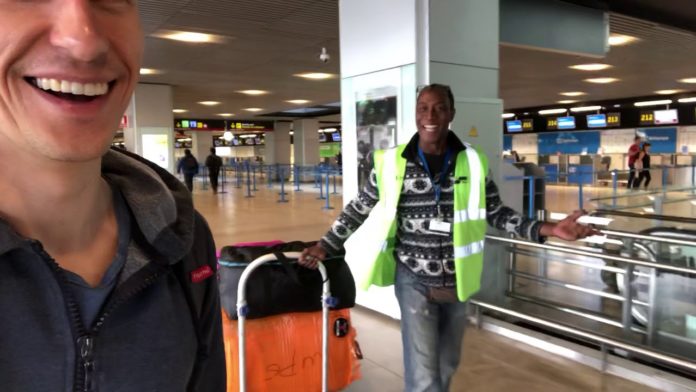 Un empleado del Aeropuerto de Barajas sorprende a los viajeros cantando 'Stand by me'