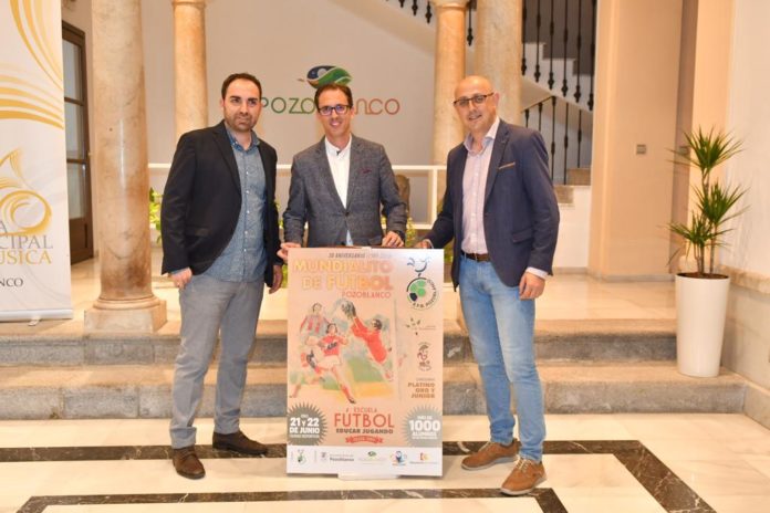 El Ayuntamiento de Pozoblanco presenta el cartel del Mundialito con motivo del 30 aniversario de la Escuela de Fútbol Base