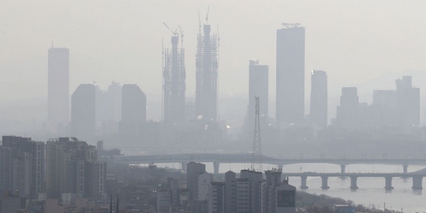 El cáncer de pulmón aumenta en no fumadores por el efecto de la polución y el tabaquismo pasivo