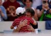 El hijo del tenista Nicolás Mahut salta a abrazar a su padre tras su derrota en Roland Garros