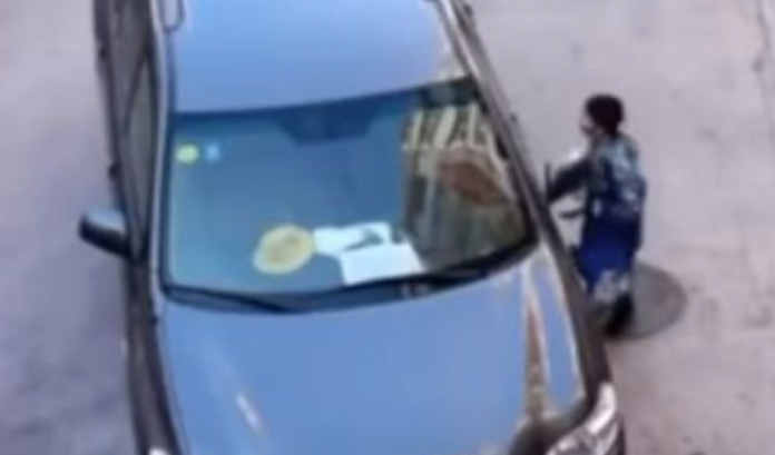 Un niño devuelve una cartera que se encuentra tirada en la calle