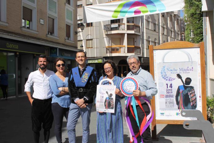 Las tunas pondrán música a los comercios en una nueva Noche Mágica en Lucena