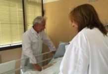 Una mujer escribe una carta de gratitud a los “ángeles” de los cuidados paliativos